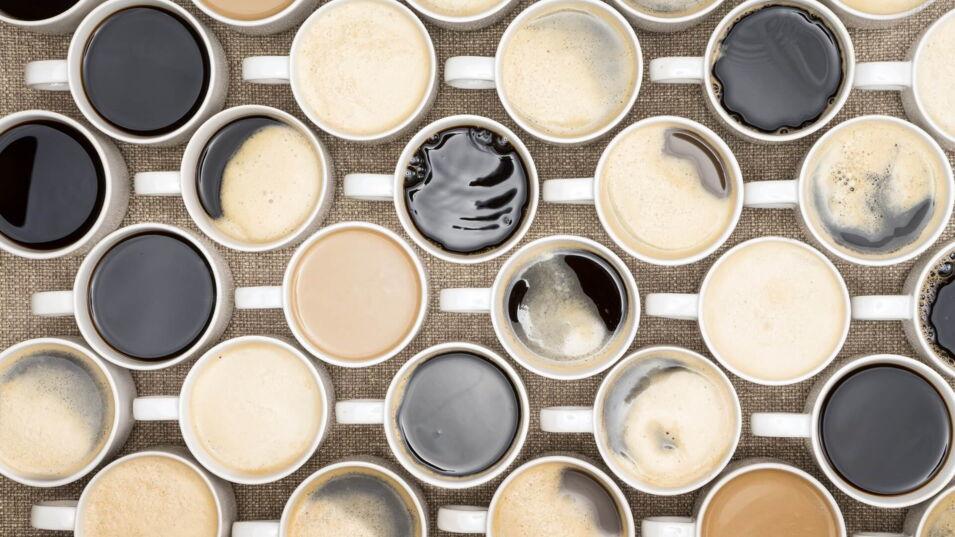 Viele Tassen schwarzer Kaffee