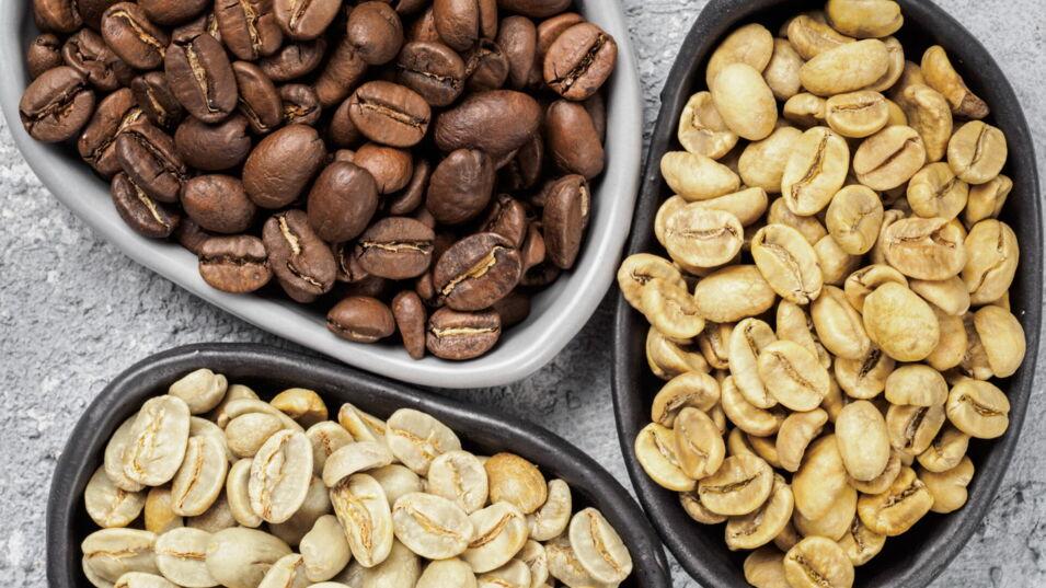 unbehandelte, gründe Kaffeebohnen und geröstete Kaffeebohnen