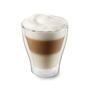 Latte Macchiato in einem Doppelwandglas von Kaffee Partner