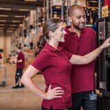 Mitarbeiter-im-lager-benutzen-kaffeevollautomat