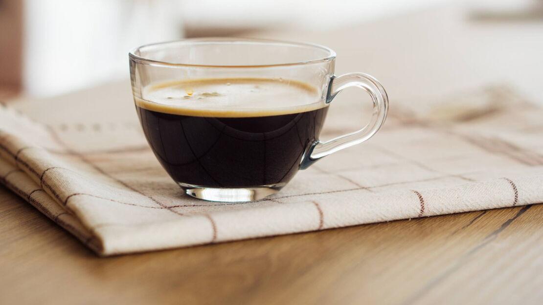 Schwarzer Kaffee steht auf Tisch
