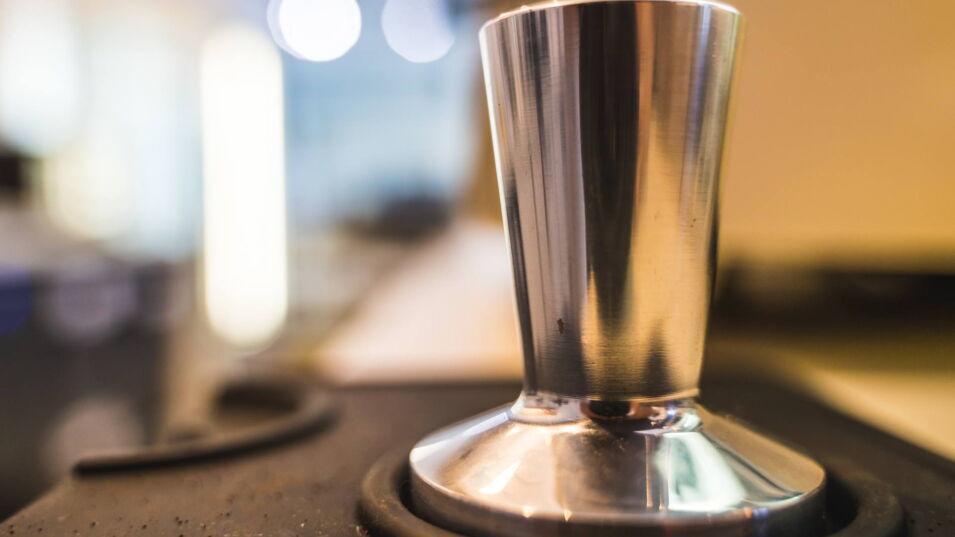 Ein Kaffeestempel auf einem Tisch