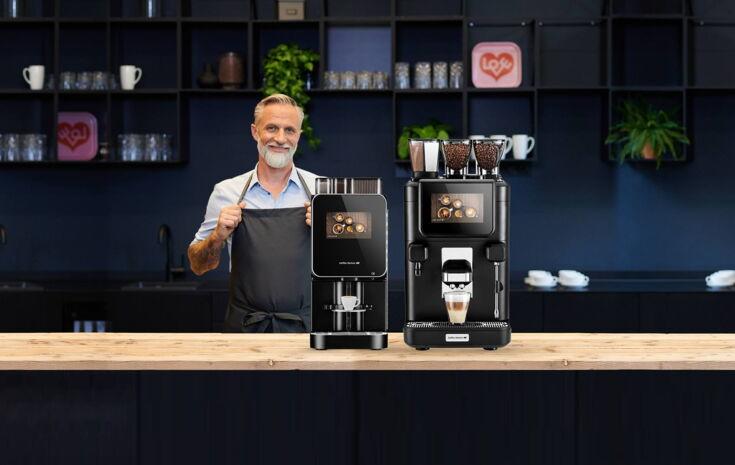 Barista präsentiert Kaffeevollautomaten von Kaffee Partner