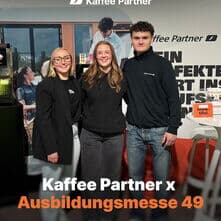 Kaffee Partner x Ausbildung 49 🎓☕️
Zwei Tage voller Gespräche, neuer Eindrücke und spannender Begegnungen liegen hinter uns. Auf der Ausbildungsmesse 49 in Osnabrück durften wir vielen jungen Talenten am 08.05. & 09.05.2026 zeigen, was hinter Kaffee Partner steckt. 🚀
Ob am Messestand, beim Ausbildungstalk oder im direkten Austausch: Für uns geht es darum, Perspektiven zu schaffen, Menschen zu begleiten und Partner auf dem Karriereweg zu sein. 🤝
Danke an alle, die vorbeigeschaut, Fragen gestellt oder mit uns über ihre Zukunft gesprochen haben. Vielleicht sehen wir uns ja bald wieder. 👀
#KaffeePartner #Ausbildung49 #KarriereMitKick #Ausbildung