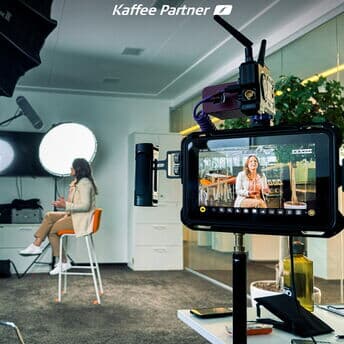 🎬 Behind the Scenes: So entstehen unsere neuen Recruiting-Videos! 🎥✨

Die letzten Tage wurde unser Büro zur Filmkulisse! Gemeinsam mit unseren großartigen Partnern @muuuh_group , @wach.studio und @ines.schult haben wir ein spannendes Videoprojekt auf die Beine gestellt – mit echten Einblicken in unser Team, unsere Leidenschaft und unsere Arbeit. 💼☕

Das Ergebnis? Bald auf unserer Karriereseite zu sehen! 👀 Stay tuned! 🚀

#Recruiting #Videodreh #BehindTheScenes #Karriere #WirSindKaffeePartner #Teamwork #FilmsetVibes