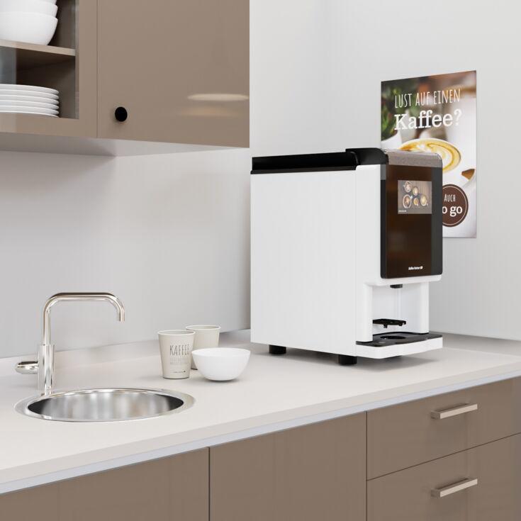 Kaffeevollautomat BARISTA Compact in weiß lackiert steht auf Küchenzeile eines Büros