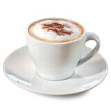 Cappuccino mit Kakao in einer weißen Tasse