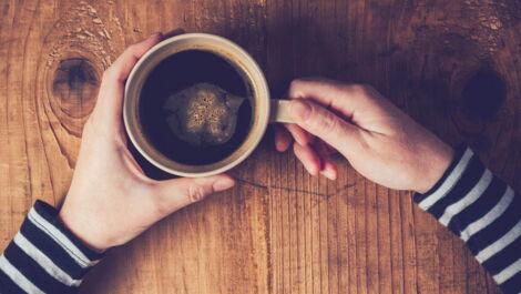Entkoffnierter Kaffee wird von zwei Händen gehalten