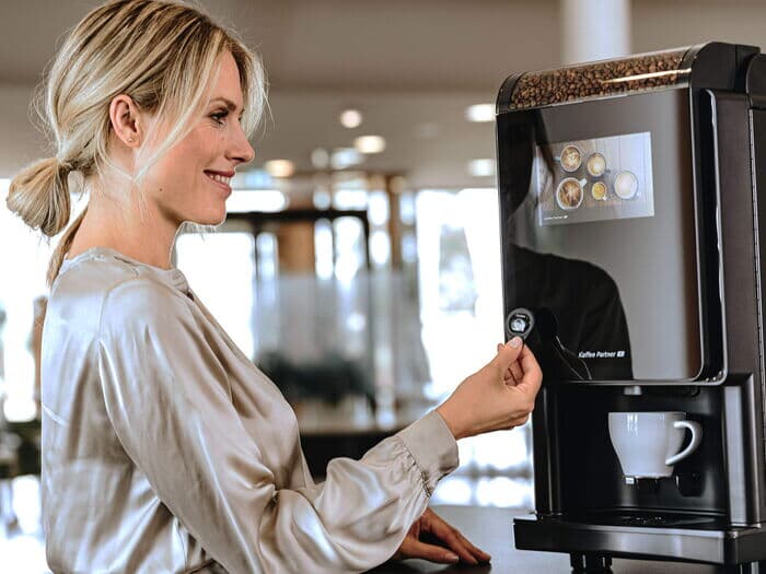 Frau-zahlt-mit-drink-key-an-barista-compact