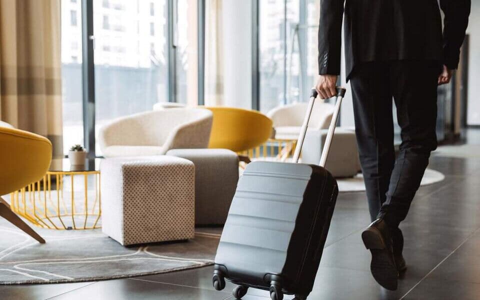 Kunde checkt im Hotel ein