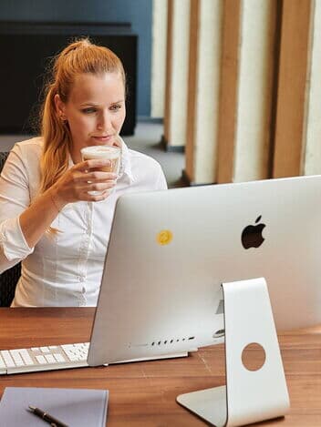 Kaffee aus dem Vollautomaten für das Büro
