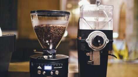 kaffeemuehle und bohnen nebeneinander