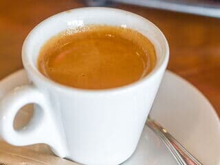 Eine Tasse eines starken kubanischen Kaffees mit einem tiefdunklen Schaum