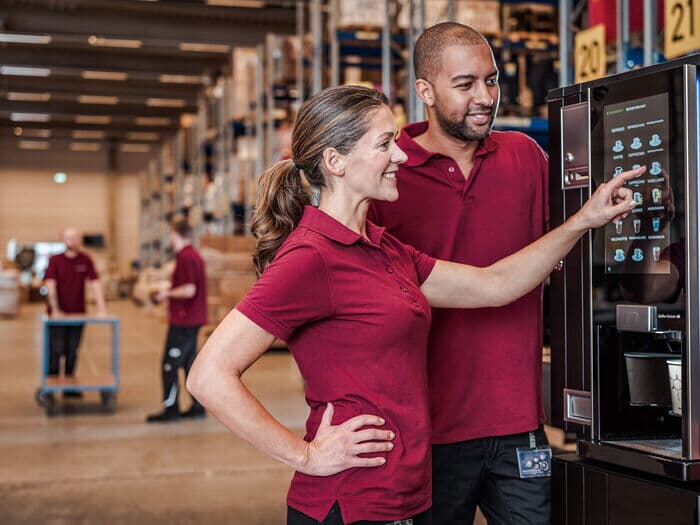 Mitarbeiter-im-lager-benutzen-kaffeevollautomat