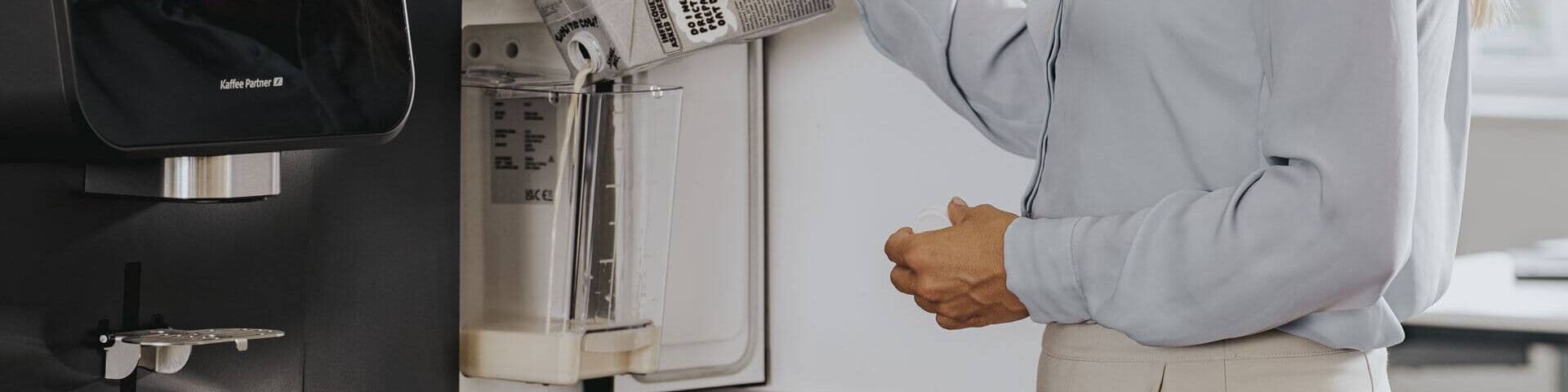 Das Frischmilchmodul der BARISTA Suprema wird mit Hafermilch befüllt