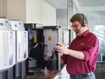Technischer Innendienst Mitarbeiter bei Kaffee Partner
