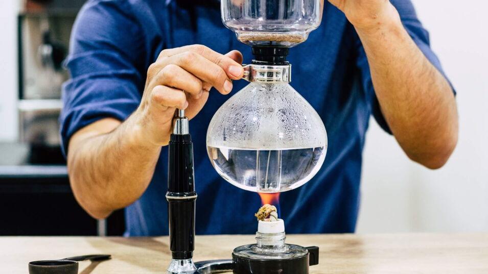 Kaffee-Syphon: Wasser im Glaskolben zum Kochen bringen