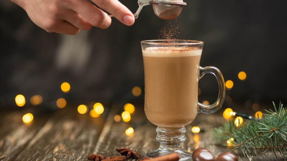 Weihnachtlicher Kaffee mit Gewürzen