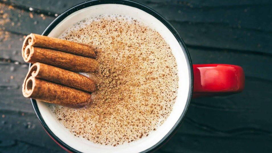 Kaffee zu Weihnachten mit Zimt auf dem Milchschaum