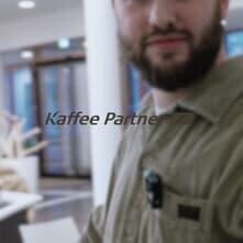 Die Menschen, mit denen wir Partner sind. 🤝
Hinter jeder Maschine und jedem Service stehen Menschen, die deinen Arbeitsalltag einfacher machen wollen.
Unser Drehtag hat genau das eingefangen: echte Einblicke, echte Menschen, echtes Miteinander. 🎬
Wir sind an deiner Seite – mit Kaffee, dem passenden Gerät und einem Service, auf den du dich verlassen kannst.
#BehindTheScenes #Teamwork #B2B #PartnerSein