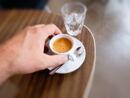 Espresso auf einem Tisch mit Wasserglas