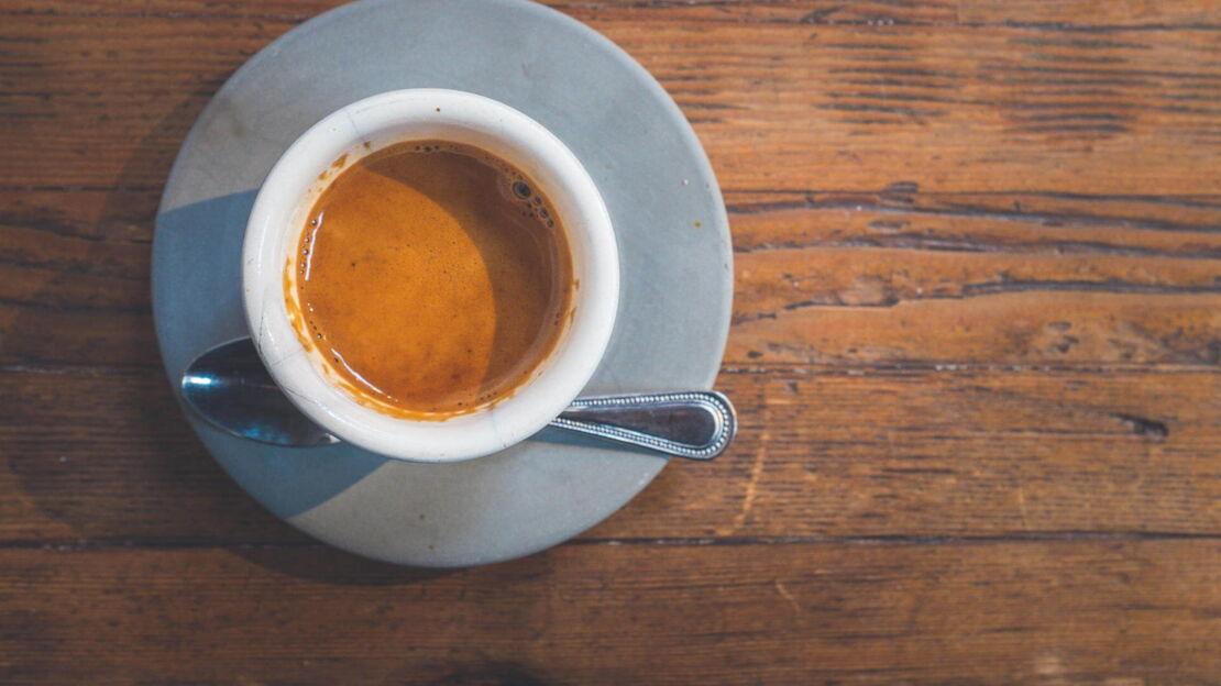Espresso mit dunkler Crema