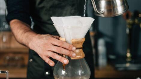 Filter in der Chemex mit Wasser aufgießen