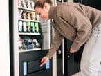 Frau-holt-snack-aus-der-ausgabe