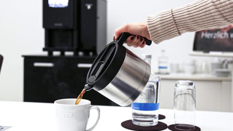 Einschütten von Kaffee aus der Kanne