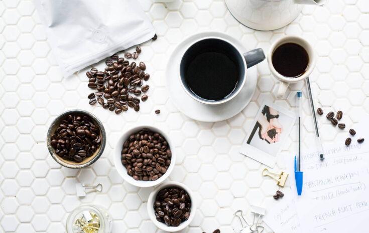 Kaffeetasse mit Kaffeebohnen