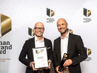 Bernd Heimann und Thore Brors erhalten den German Brand Award für Kaffee Partner