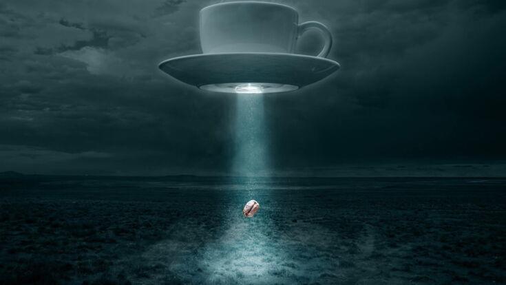 Untertasse fliegt über eine Kaffeebohne