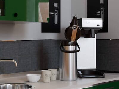 Tvb-classico-isolierkanne-geoeffnet-auf-kuechenzeile