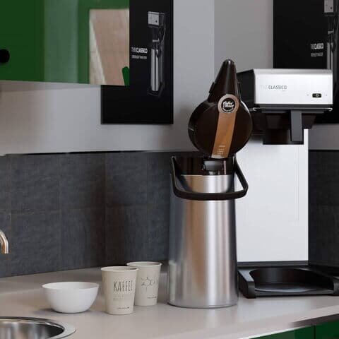 Tvb-classico-isolierkanne-geoeffnet-auf-kuechenzeile