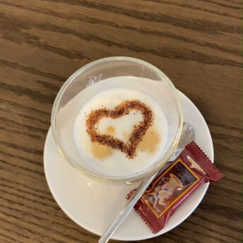 Startet herzlich in den Tag! ☕️💖 
Mit einem Latte macchiato aus unserem Kaffeevollautomaten – auf Knopfdruck der perfekte Genuss zum Beginn des Arbeitstages! 

👉 Ihr möchtet noch mehr über uns und unsere Produkte erfahren? Folgt unseren Links in der Bio.

#Morgenritual #KaffeeLiebe #kaffeepartner #kaffeemachtdentag