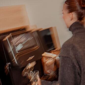 Heute schon Bohnen aufgefüllt? ☕

Es geht nicht nur um Kaffee.
Es geht um Rituale, kleine Pausen und das bewusste Auftanken im Alltag.
Denn manchmal braucht es nur einen Schluck, um sich selbst daran zu erinnern:
Du darfst heute auch einfach mal sein.

Also: Zeit für dich. Tasse in die Hand. Fokus rein. 💭                                                                                                 #kaffeepartner#kaffeebohnen#kaffeepause