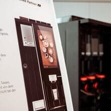 BARISTA Velluto & BARISTA Duro: Unser Team hat den Check gemacht! ☕️🔥
Was passiert, wenn unsere eigenen Mitarbeitenden die Kaffeevollautomaten mal so richtig fordern?  Die BARISTA Velluto und die BARISTA Duro wurden auf Herz und Nieren geprüft! 🛠️
Unser Fazit: Die Geräte liefern auch dann noch perfekt ab, wenn es im Office mal stressig wird. Ob beim schnellen Espresso zwischen zwei Meetings oder der intuitiven Reinigung am Feierabend, die Qualität stimmt einfach. ✨
Welche Features dürfen für euch bei einem Vollautomaten nicht fehlen? Verratet es uns in den Kommentaren! 👇
#KaffeePartner #Gerätetest #InsideKaffeePartner