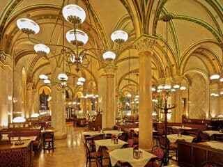 Prächtiger Innenraum des Café Central mit Gewölbedecke in Wien