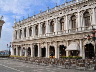 Caffè Florian mit leerem Außenbereich und venezianischer Säule