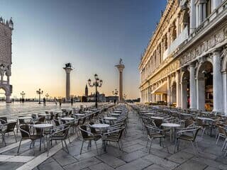 Leeres Caffè Florian mit Säulen bei Sonnenaufgang in Venedig