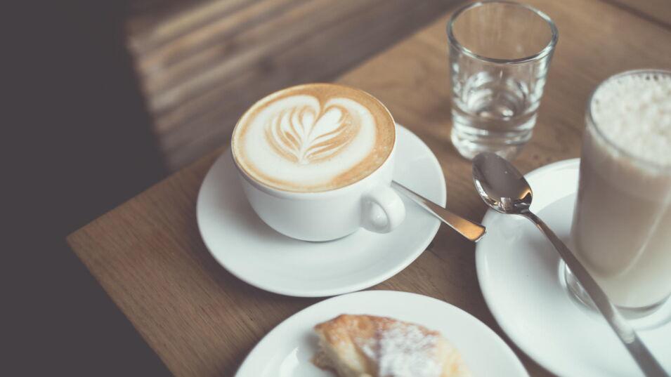 Einen Cappuccino und einen Latte Macchiato