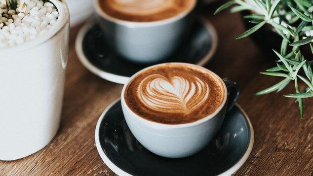 Espressotasse auf einem Tisch aus Holz