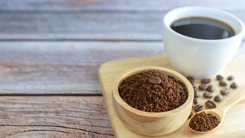 Instantkaffee in Tasse serviert
