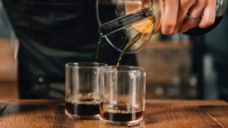 Kaffee eingießen aus der Chemex