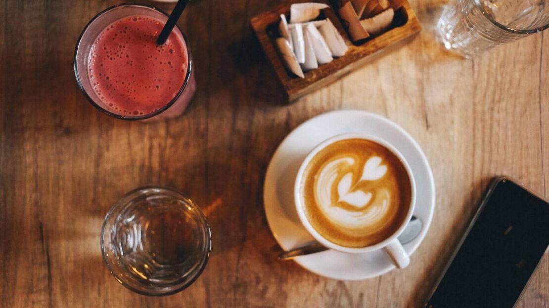Kaffee und Smoothie stehen auf dem Tisch
