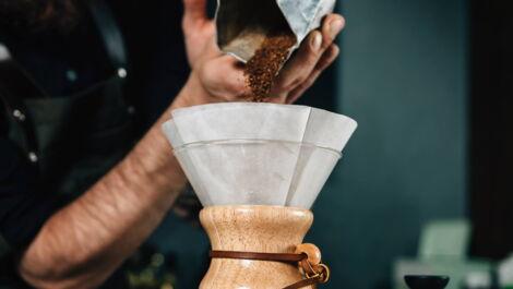 gemahlene Bohnen werden in Chemex gegeben