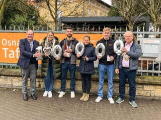 Kaffee Partner Mitarbeitende überreichen gemeinsam mit Geschäftsführer Jörg Baumgart eine Spende in Höhe von 10.000 Euro an die Osnabrücker Kindertafel. Entstanden im Rahmen der jährlichen Aktion „Kaffee Partner for Kids“.