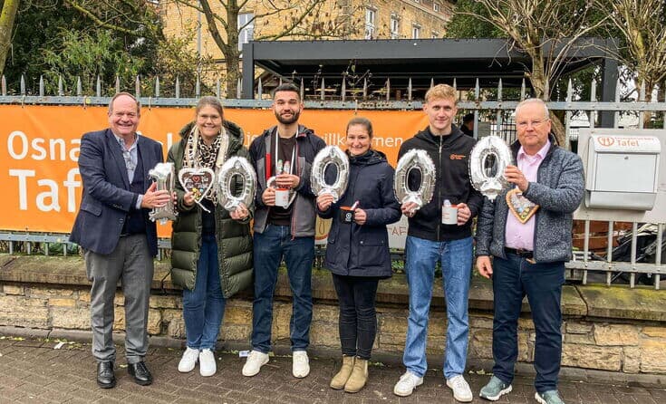 Kaffee Partner Mitarbeitende überreichen gemeinsam mit Geschäftsführer Jörg Baumgart eine Spende in Höhe von 10.000 Euro an die Osnabrücker Kindertafel. Entstanden im Rahmen der jährlichen Aktion „Kaffee Partner for Kids“.