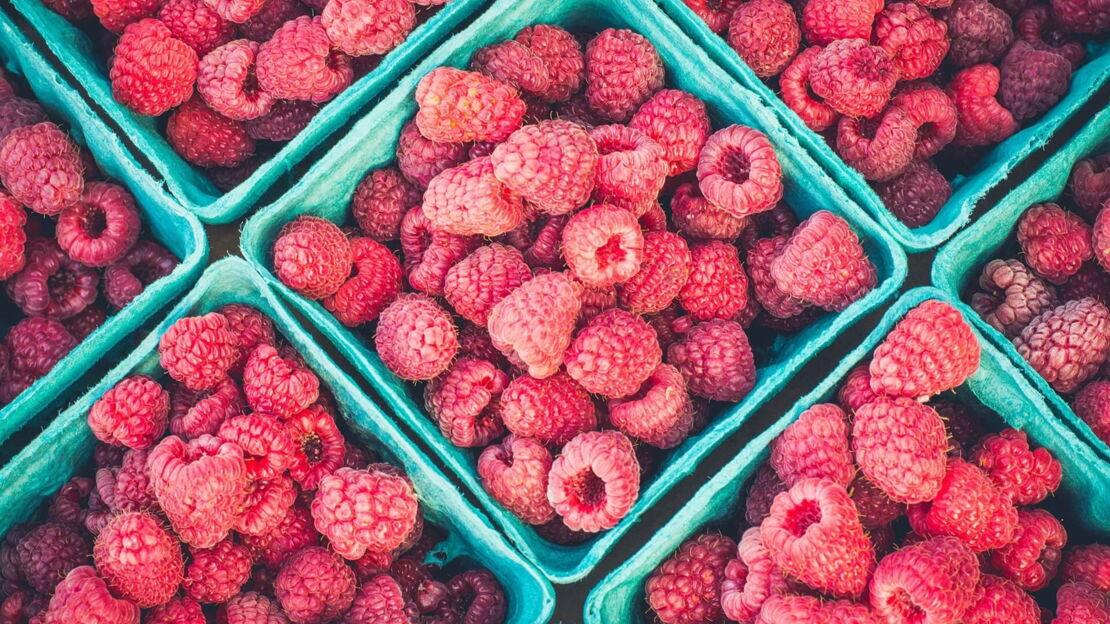 Himbeeren in Schälchen
