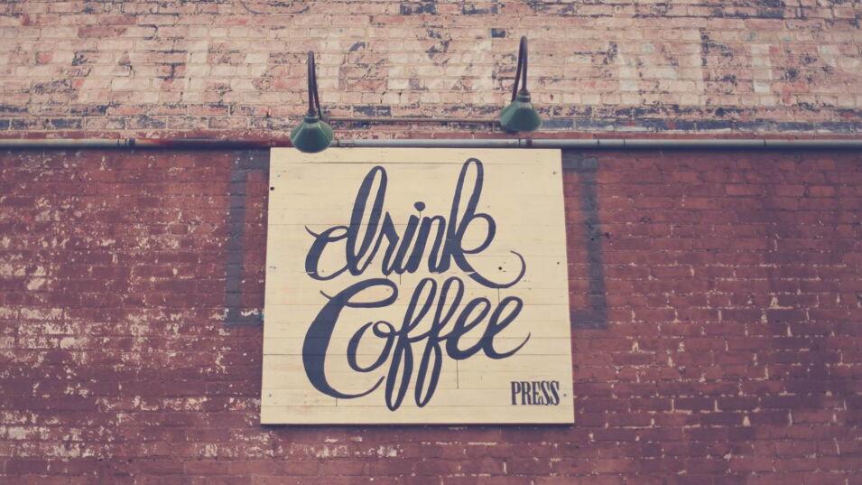 drink coffee schild an mauer